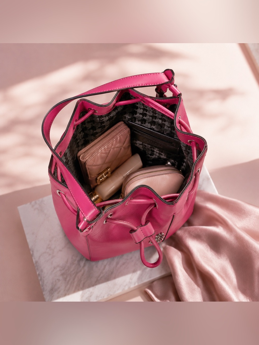 Pink Drawstring Bucket Crossbody Bag + KARL & CHOUPETTE DUO BAG CHARM - Picture 6 of 17